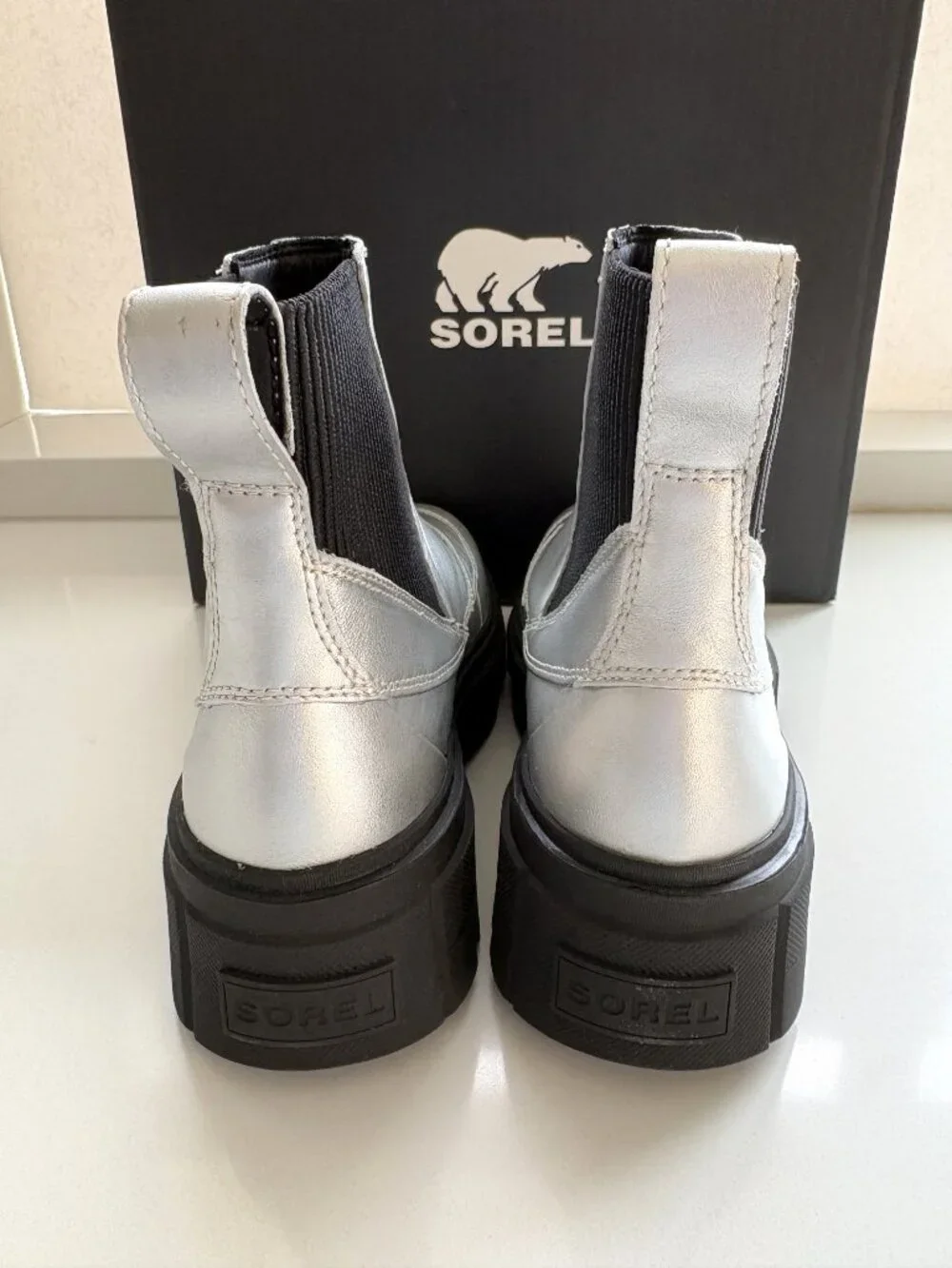 Sorel Caribou X Chelsea Boots Leather Booties Waterproof Silver Black Size 9 NEW